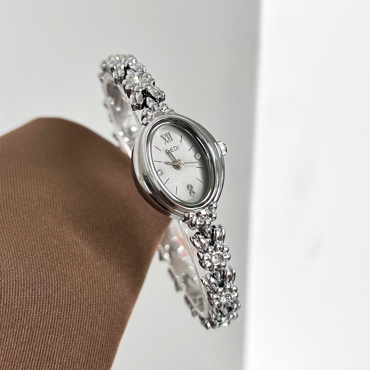 Retro Compact Luxury Watch – Elegant Women’s Wristwatch