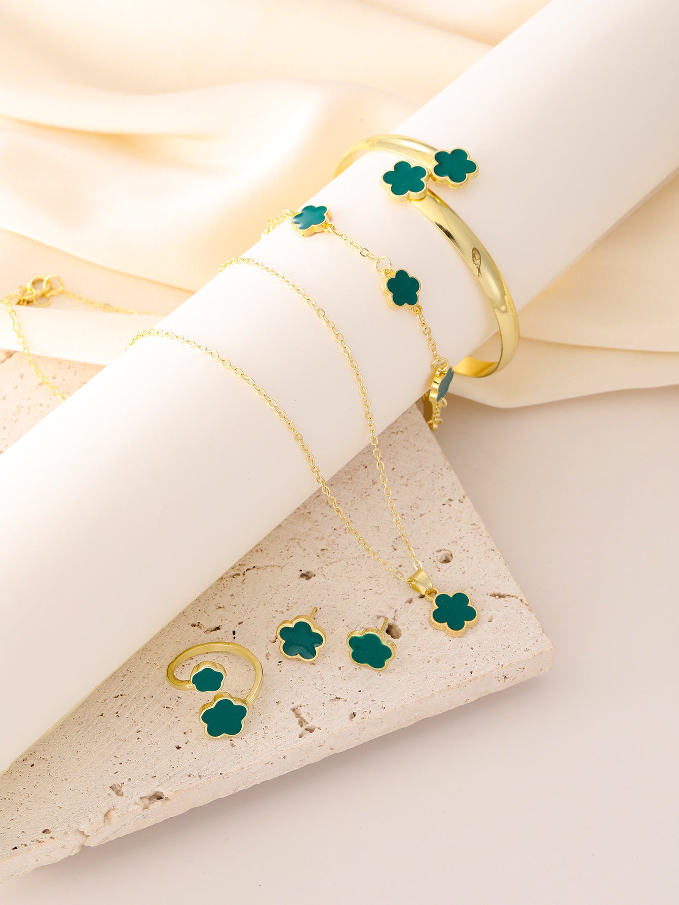 Lucky Flower 5-Piece Jewelry Set – Necklace & Accessories for Women